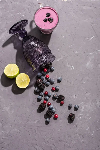 Owoce smoothie w szkle z jagodami — Darmowe zdjęcie stockowe
