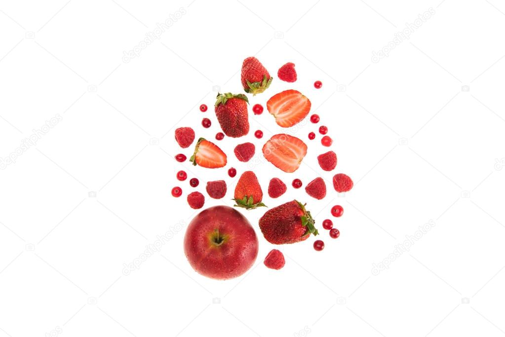 Различные органические красные фрукты и ягоды, выделенные на белом с копированием пространства