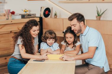 Genç aile kafede tablet kullanma