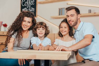 Genç aile Restoran sırada bekliyor