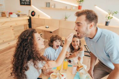 güzel genç aile Cafe