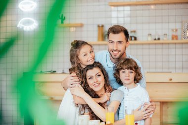 Grup portre genç aile Cafe
