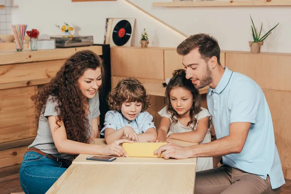 Young family using tablet in cafe — Stock Photo, Image