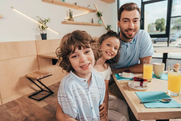 Father and his cute kids in cafe — Stock Photo, Image