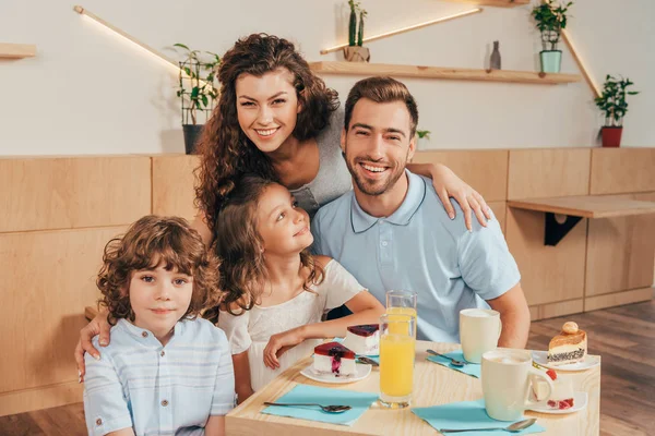 Hermosa familia joven en la cafetería — Foto de Stock