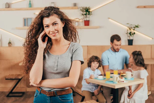 Hermosa joven con su familia — Foto de Stock