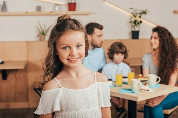 Веселая маленькая девочка в кафе — стоковое фото