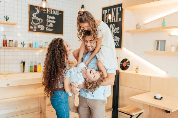 Familia feliz — Foto de Stock