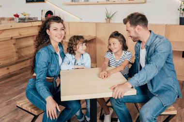 güzel genç aile Cafe