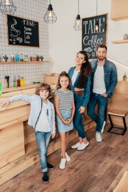 mutlu genç aile Cafe