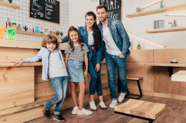 mutlu genç aile Cafe 