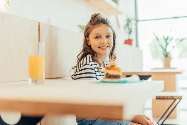 Meisje met taart en sinaasappelsap — Stockfoto