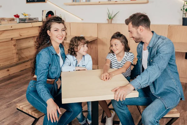 Hermosa familia joven en la cafetería — Foto de Stock