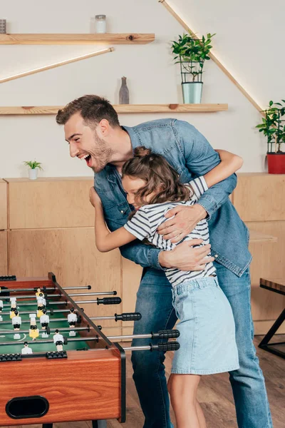 Vader en dochter vieren winnen — Stockfoto