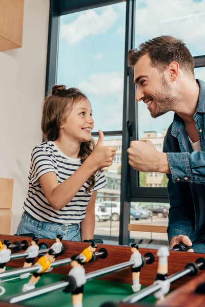 Pai e filha celebrando vitória — Fotografia de Stock