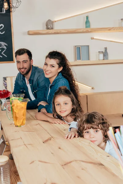 Молодая семья в кафе — стоковое фото