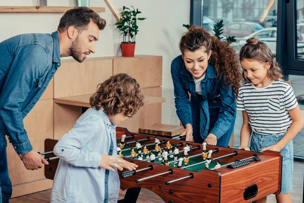 Οικογένεια παίζοντας επιτραπέζιο ποδόσφαιρο — Φωτογραφία Αρχείου