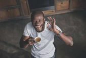 Američan Afričana muž s kávou 