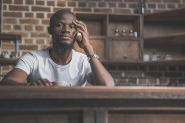 kahve ile Afrika kökenli Amerikalı adam 