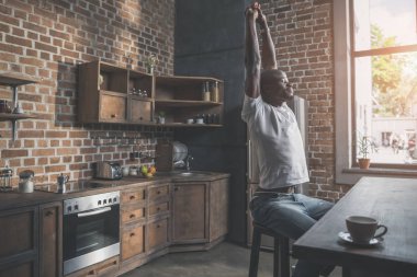 Afrika kökenli Amerikalı adam mutfakta germe