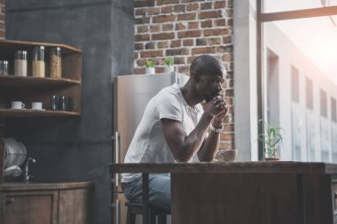 kahve ile Afrika kökenli Amerikalı adam 