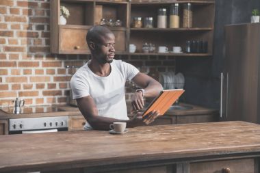 Afrika kökenli Amerikalı adam tablet kullanma