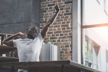 Afrika kökenli Amerikalı adam mutfakta germe