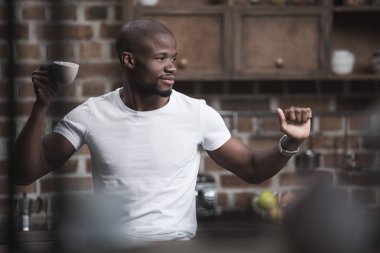 kahve ile Afrika kökenli Amerikalı adam 