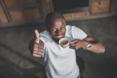 kahve ile Afrika kökenli Amerikalı adam 