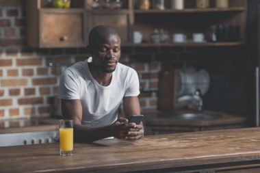Afrika kökenli Amerikalı adam telefonu kullanarak