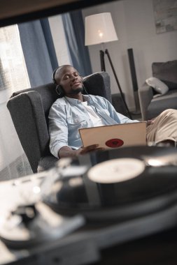 Adam dinleme vinil kaydı
