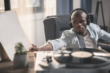 Adam dinleme vinil kaydı