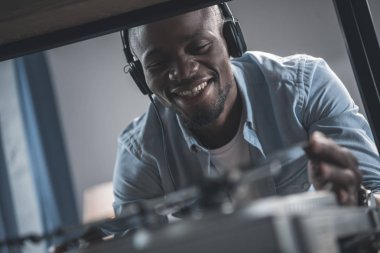 Vinil kaydı oynayan adam