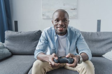 Afrika kökenli Amerikalı adam joystick ile oynamak