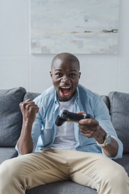 Afrika kökenli Amerikalı adam joystick ile oynamak