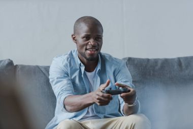 Afrika kökenli Amerikalı adam joystick ile oynamak