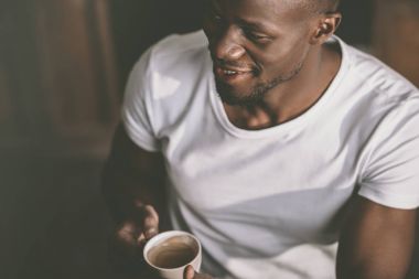 kahve ile Afrika kökenli Amerikalı adam 