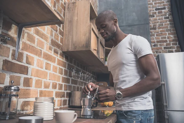Africano americano homem preparando café — Fotografia de Stock