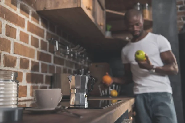 Copa y cafetera en la mesa de la cocina — Foto de Stock