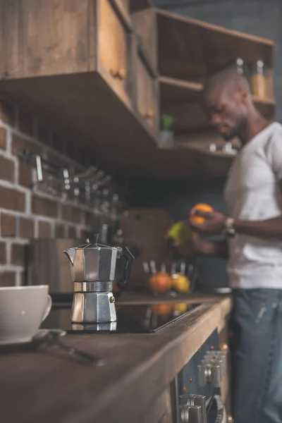 Copa y cafetera en la mesa de la cocina — Foto de Stock