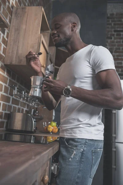 Američan Afričana muž přípravy kávy — Stock fotografie zdarma