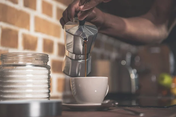 Afrikanisch-amerikanischer Mann bereitet Kaffee zu — Stockfoto