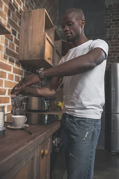 African american man preparing coffee — Free Stock Photo