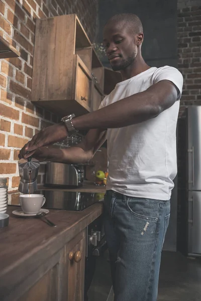 Africano americano homem preparando café — Fotos gratuitas