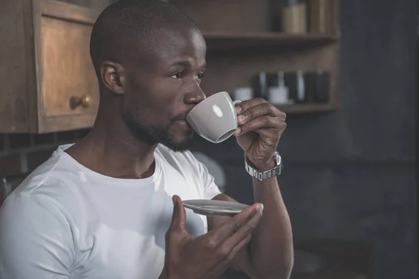 African american man with coffee — Free Stock Photo