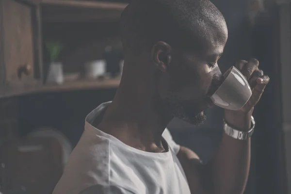 Αφρικανική αμερικανική άνθρωπος με καφέ — Φωτογραφία Αρχείου