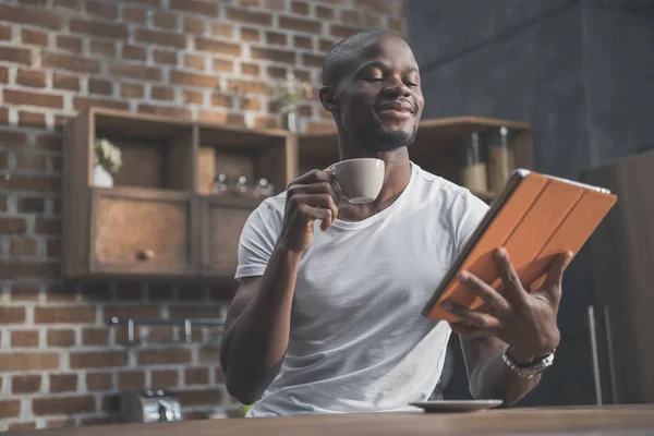 Hombre afroamericano usando tableta — Foto de Stock