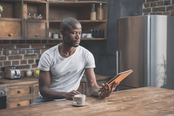 Hombre afroamericano usando tableta — Foto de Stock