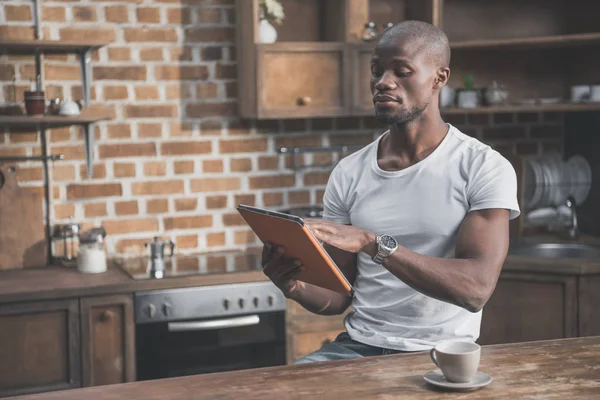 Hombre afroamericano usando tableta — Foto de Stock