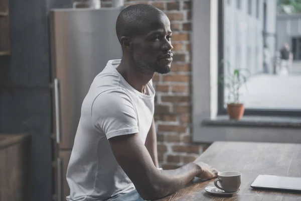 Uomo afroamericano con caffè — Foto Stock